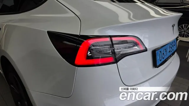 Tesla Model 3 — Фото автомобиля 21