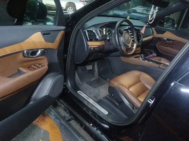 Volvo XC90 — Фото автомобиля 17
