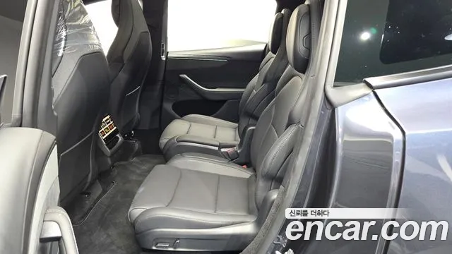 Tesla Model Y — Фото автомобиля 11