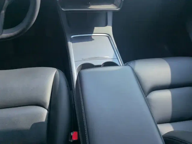 Tesla Model Y — Фото автомобиля 13