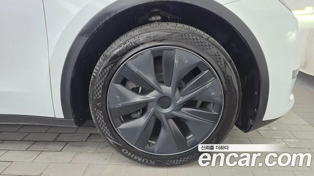 Tesla Model Y — Фото автомобиля 16