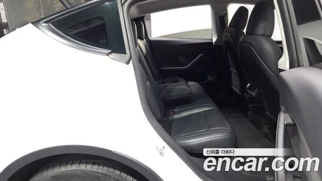 Tesla Model Y — Фото автомобиля 11