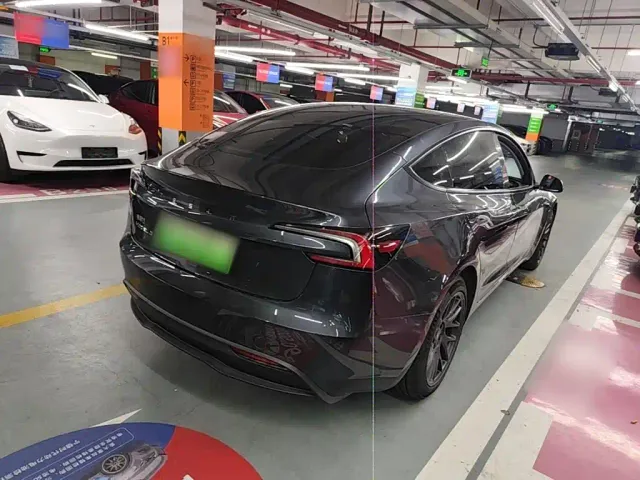 Tesla Model 3 — Фото автомобиля 6