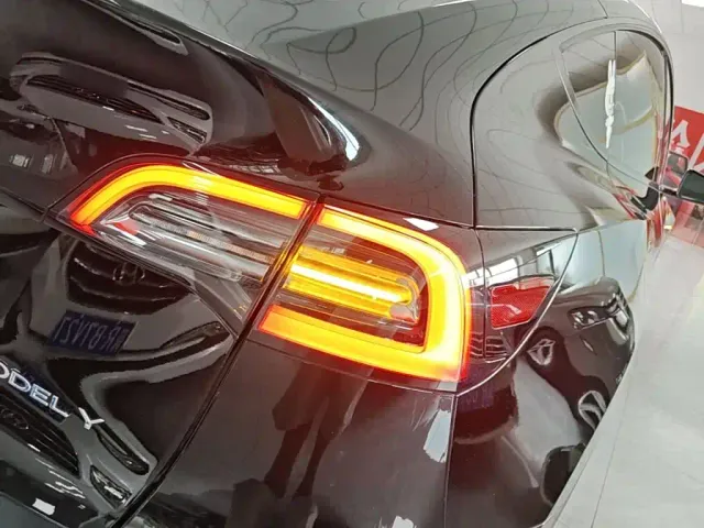 Tesla Model Y — Фото автомобиля 7