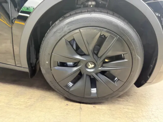Tesla Model Y — Фото автомобиля 13