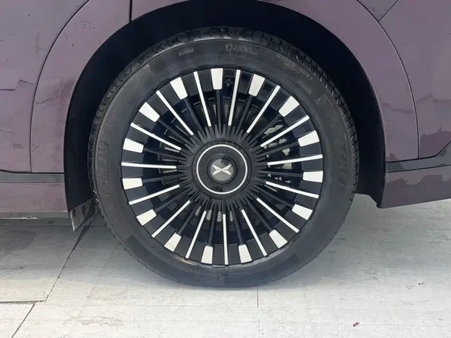 Xpeng X9 — Фото автомобиля 11