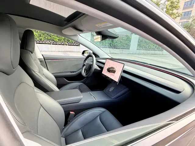 Tesla Model 3 — Фото автомобиля 9