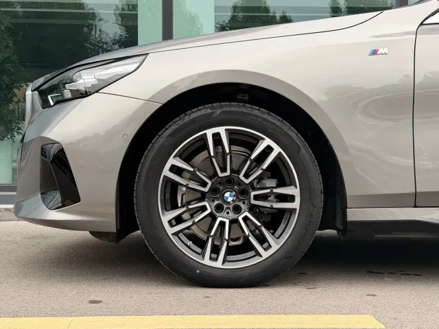 BMW 5 Series — Фото автомобиля 3