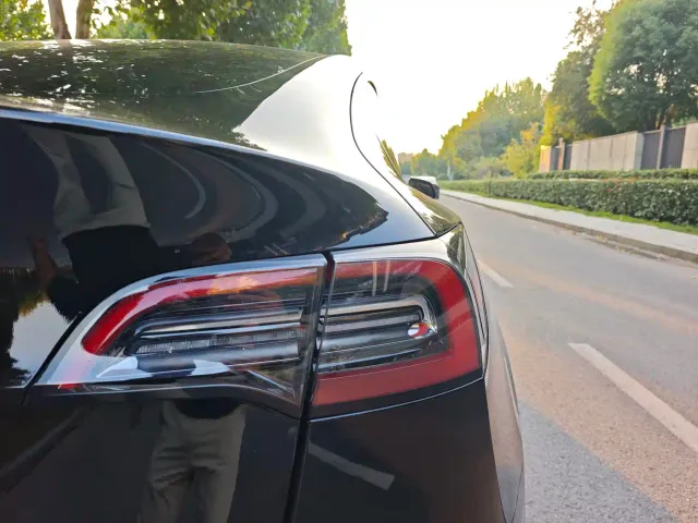 Tesla Model Y — Фото автомобиля 10
