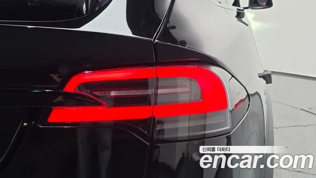 Tesla Model X — Фото автомобиля 23