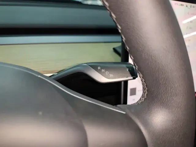 Tesla Model Y — Фото автомобиля 13
