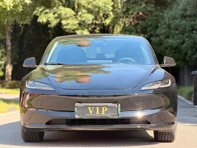 Tesla Model 3 — Фото автомобиля 2