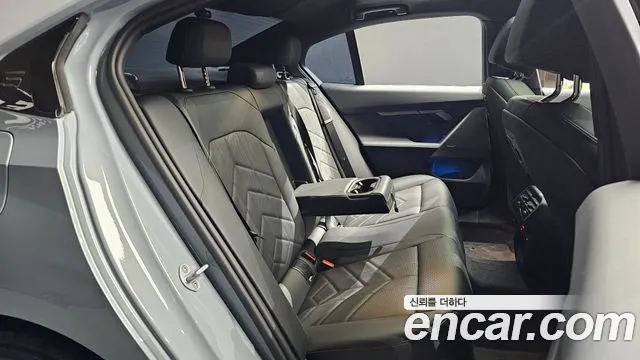 BMW 5-Series — Фото автомобиля 12