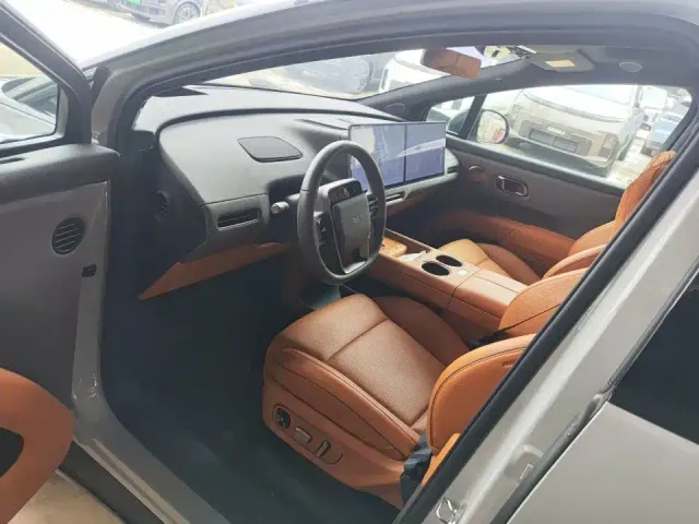 Li Auto i8 — Фото автомобиля 4