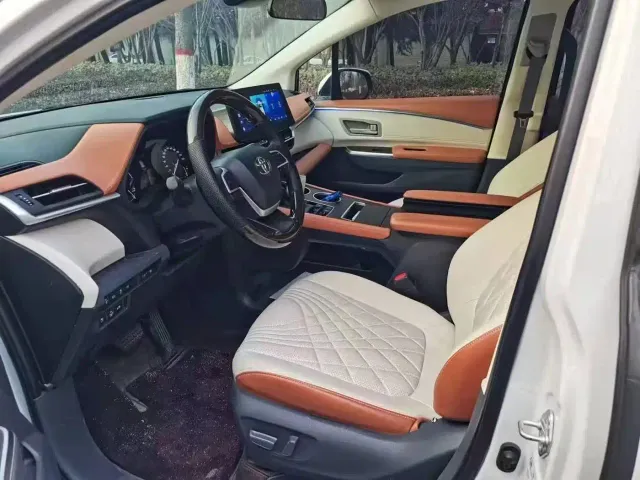 Toyota Sienna — Фото автомобиля 10