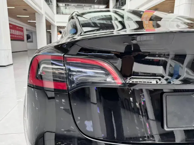 Tesla Model 3 — Фото автомобиля 22