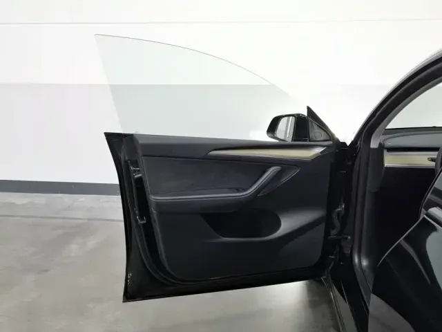 Tesla Model Y — Фото автомобиля 8