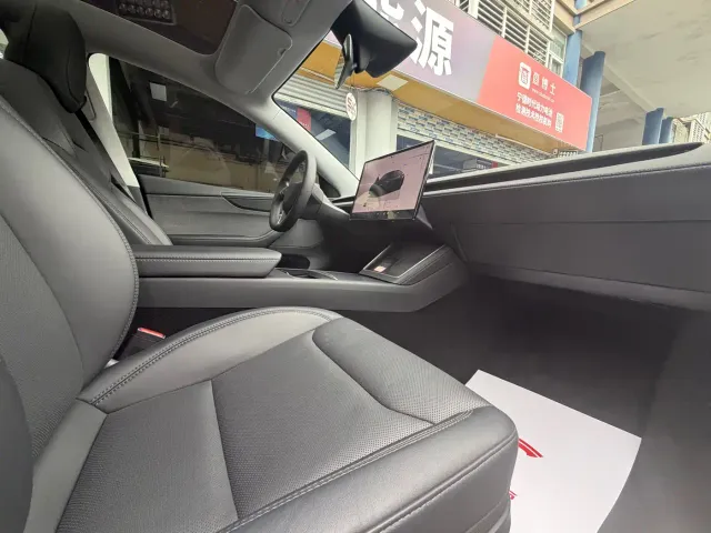 Tesla Model Y — Фото автомобиля 10