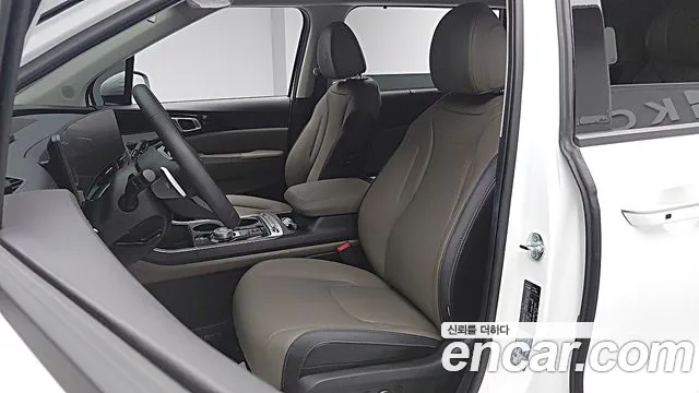 Kia Carnival Generation 4 — Фото автомобиля 4
