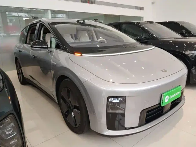Li Auto i8 — Фото автомобиля 3