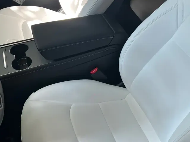 Tesla Model Y — Фото автомобиля 13
