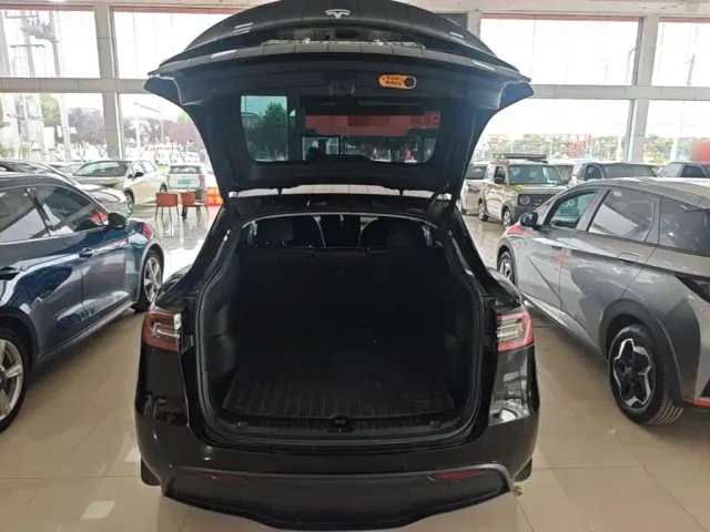 Tesla Model Y — Фото автомобиля 18