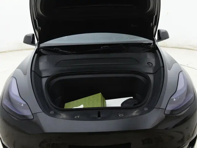 Tesla Model Y — Фото автомобиля 16