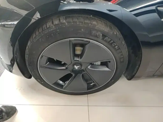 Tesla Model 3 — Фото автомобиля 22