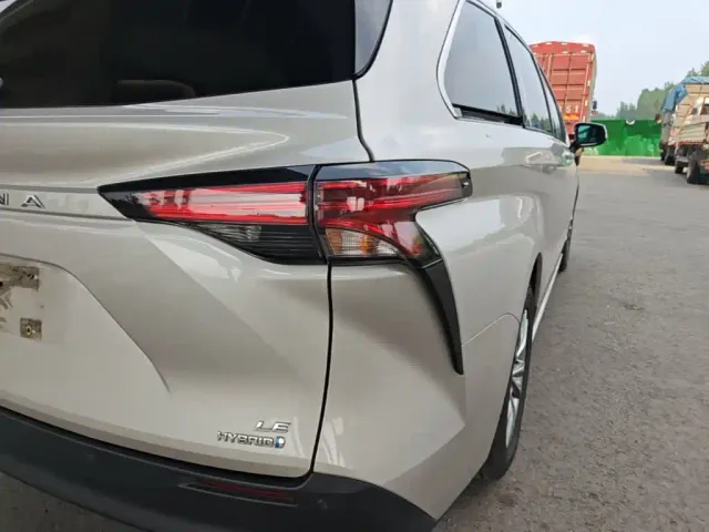 Toyota Sienna — Фото автомобиля 7