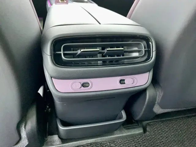 Xiaomi SU7 — Фото автомобиля 30