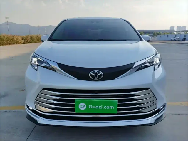 Toyota Sienna — Фото автомобиля 2