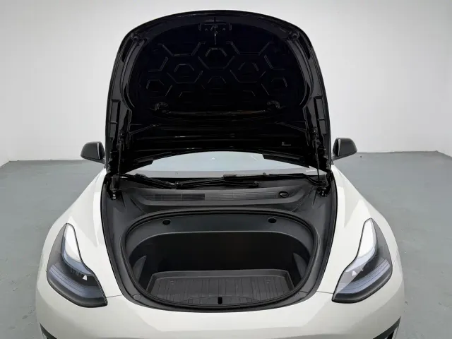 Tesla Model 3 — Фото автомобиля 16