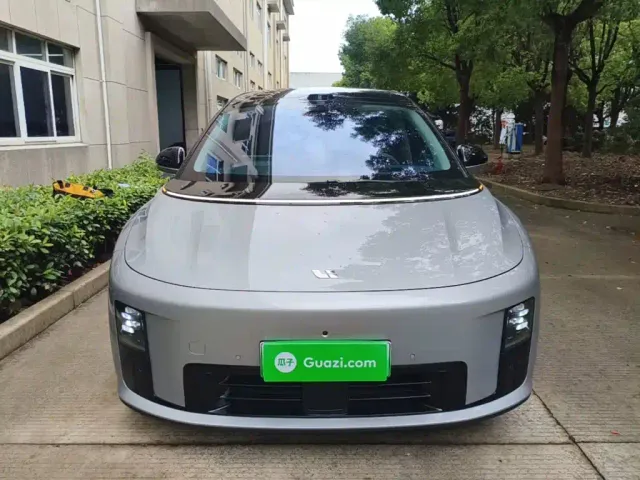 Li Auto i8 — Фото автомобиля 2