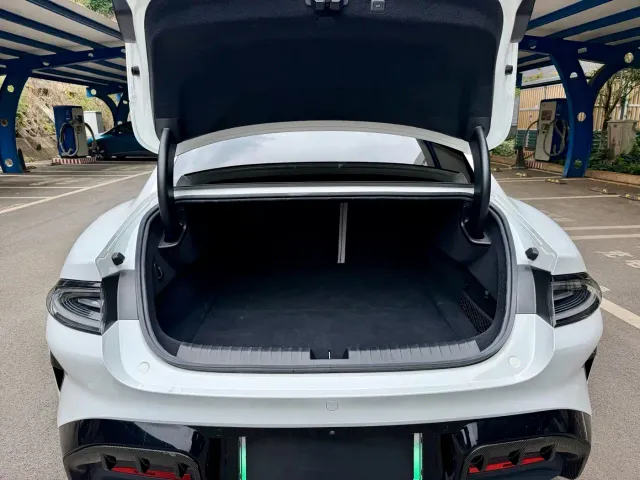 Xiaomi SU7 — Фото автомобиля 14