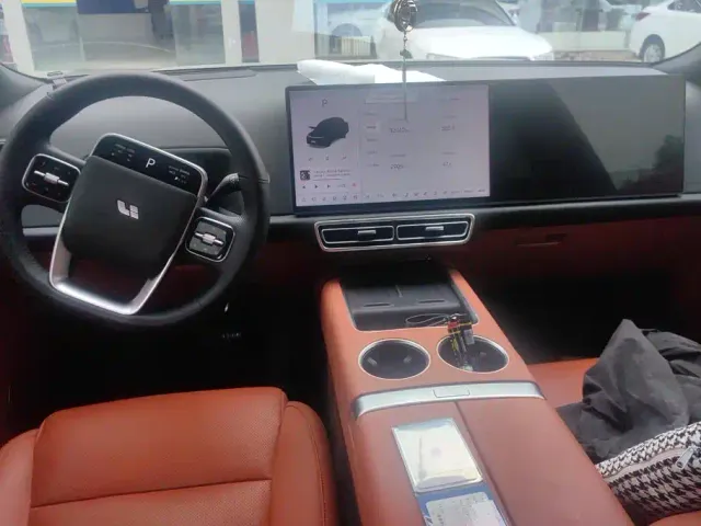 Li Auto L8 — Фото автомобиля 12