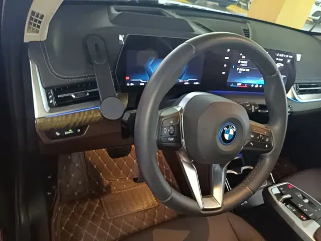 BMW iX1 — Фото автомобиля 10
