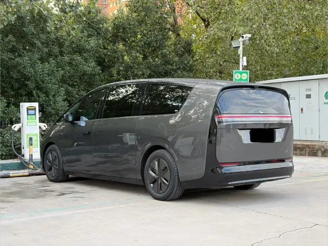 Li Auto MEGA — Фото автомобиля 11