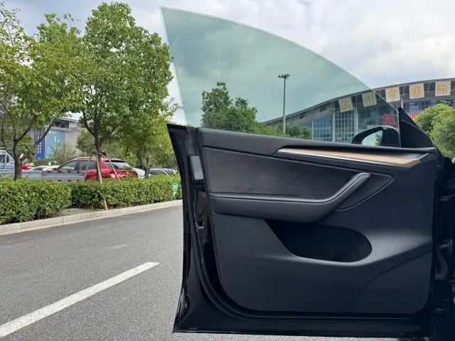 Tesla Model Y — Фото автомобиля 16