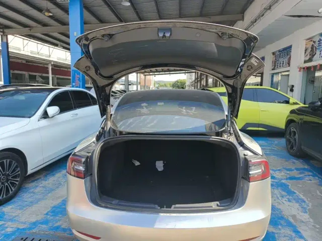 Tesla Model 3 — Фото автомобиля 18