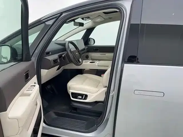 Li Auto MEGA — Фото автомобиля 13