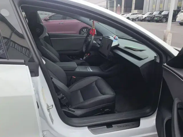 Tesla Model 3 — Фото автомобиля 24