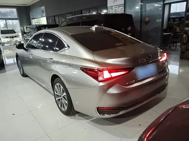 Lexus ES — Фото автомобиля 4