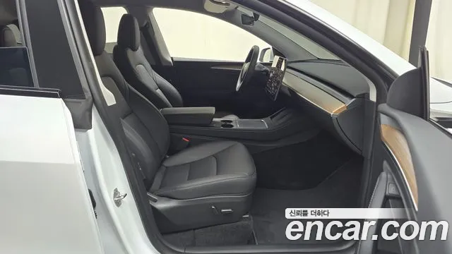 Tesla Model Y — Фото автомобиля 16