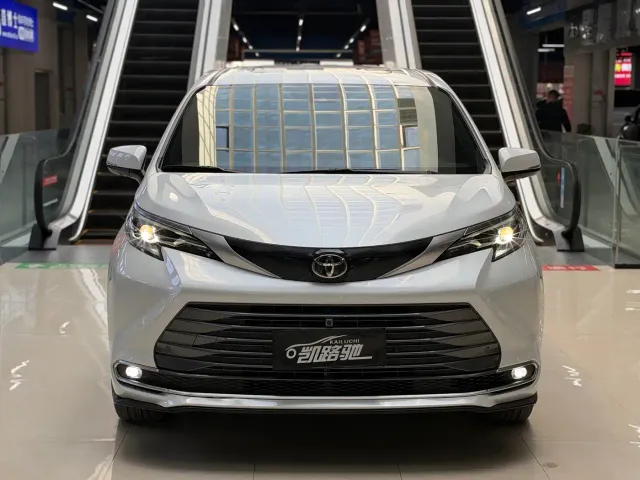 Toyota Sienna — Фото автомобиля 2