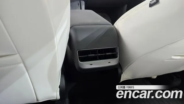 Tesla Model Y — Фото автомобиля 19