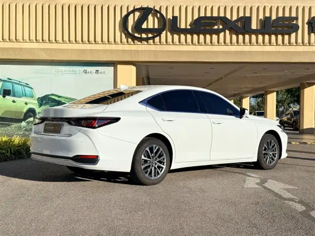 Lexus ES — Фото автомобиля 9