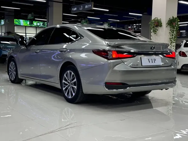 Lexus ES — Фото автомобиля 5