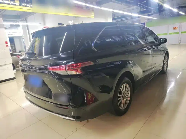 Toyota Sienna — Фото автомобиля 6