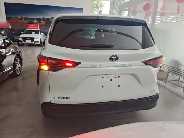 Toyota Sienna — Фото автомобиля 5