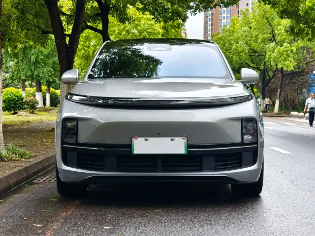 Li Auto L8 — Фото автомобиля 2